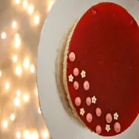 Kremowy serniczek z truskawkami.