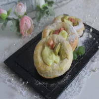 DROŻDŻÓWKI Z BUDYNIEM I RABARBAREM