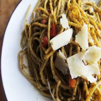 Spaghetti pełnoziarniste z pesto bazyliowym.