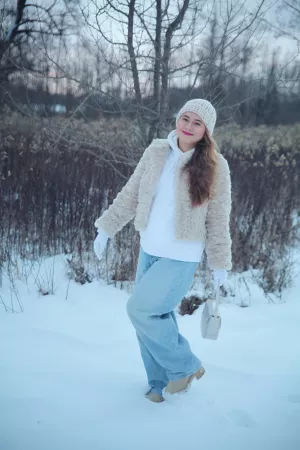 Zimowa stylizacja na śniegu – biel, jasne futerko i wygoda w jednym