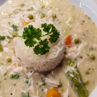 Potrawka z kurczaka z rosołu - domowy obiad w sosie śmietanowym