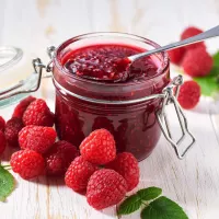 Domowy dżem z malin - przepis na gęsty i aromatyczny dżem