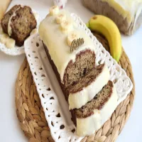 Bananowe Ciasto z Serową Polewą