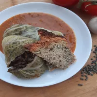 Wegańskie gołąbki z pieczarkami i soczewicą w pysznym sosie pomidorowym