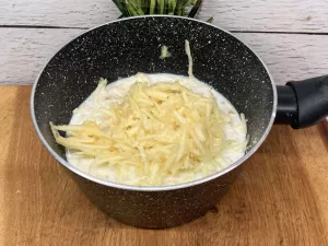 Owsianka z bananem, jabłkiem i orzechami