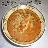 Kapuśniak z kiszonej swojskiej kapusty na wieprzowych ogonach.