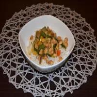 Ryż z kurczakiem i warzywami w mleku kokosowym