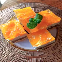 Ciasto z brzoskwiniami, czekoladowym kremem budyniowym i kremem śmietankowym