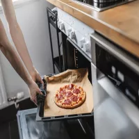 Pizza domowa – ja długo piec w piekarniku i w jakiej temperaturze?