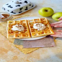 Gofry z karmelizowanymi jabłkami o zapachu szarlotki