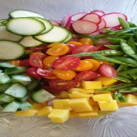 Sałatka warzywna z mango i awokado, z orientalnym sosem