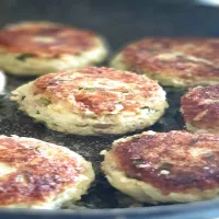 Kotleciki z kaszy jaglanej z wędzonym serem i miętą