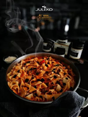 Pappardelle z chorizo i czarnym czosnkiem