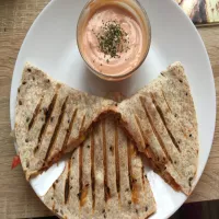 Quesadilla z piersią kurczaka i z warzywami
