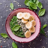 Owsianka ze szpinakiem, bananem i ziarnem słonecznika / Oatmeal with spinach, banana and sunflower seeds