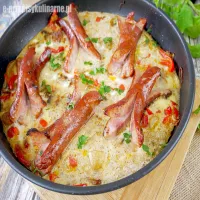 Kiełbasa zapiekana w jajku z warzywami – prosty przepis z piekarnika