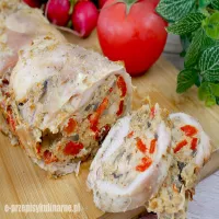 Rolada z kurczaka nadziewana pieczarkami i papryką – prosty przepis krok po kroku