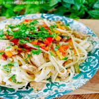 Szybki makaron chow mein z kurczakiem i warzywami – obiad w 25 minut