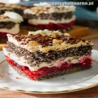 Ciasto Makowa Pokusa z wiśniami i kremem śmietankowym