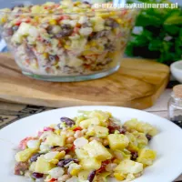 Sałatka Meksykańska z Kabanosem i Ananasem – ekspresowa przekąska na każdą okazję