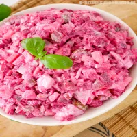 Sałatka jarzynowa z burakami – sprawdzony domowy przepis