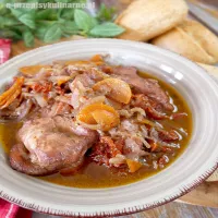 Indyk duszony w czerwonym winie – aromatyczny i bardzo smaczny obiad