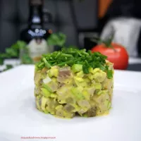 Wyborny tatar ze śledzia i zielonego pora