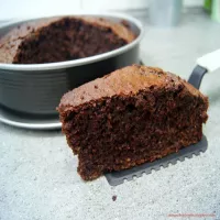 Orkiszowy murzynek z duszonymi jabłkami