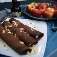 Czekoladowe naleśniki z nadzieniem serowo-migdałowym