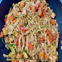 Makaron ryżowy z warzywami i wędzonym tofu