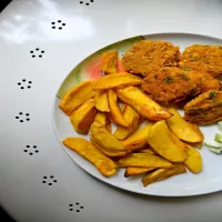 Kotleciki z czerwonej soczewicy i płatków ryżowych z pieczonymi ziemniaczkami i sałatką z ogórka w sosie miętowym