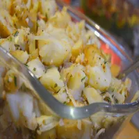 Sałatka ziemniaczana z młodych ziemniaków i orzechami