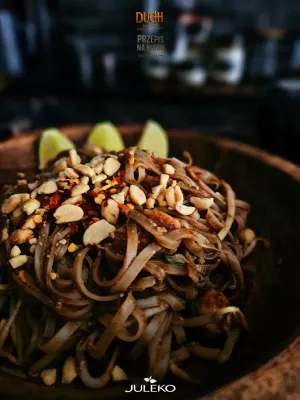 Pad Thai z kurczakiem i czarnym czosnkiem