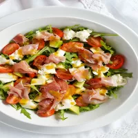 Sałatka z szynką i mozzarellą