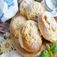 Drożdżówki z budyniem i jabłkami