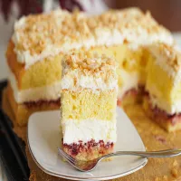 Śmietanowiec z dżemem wiśniowym