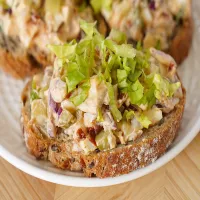 Pasta kanapkowa z jajkiem i suszonymi pomidorami