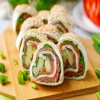 Roladki z tortilli z łososiem i sezamem