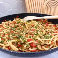 Noodle z mięsem mielonym