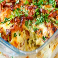 Zapiekanka obiadowa z ziemniakami i kiełbasą