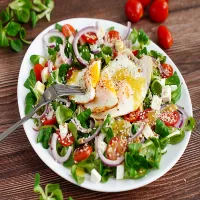 Sałatka z jajkiem sadzonym i roszponką