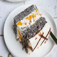 Ciasto makowa dama z brzoskwiniami