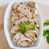 Roladki z tortilli z suszonymi pomidorami