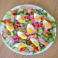 Sałatka z łososiem i jajkiem