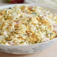 Sałatka z szynką, serem i selerem konserwowym