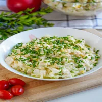 Sałatka jajeczna z marynowaną cebulką