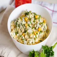 Sałatka z jajkiem, groszkiem i kukurydzą