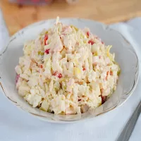 Sałatka z kapustą pekińską, szynką i żółtym serem