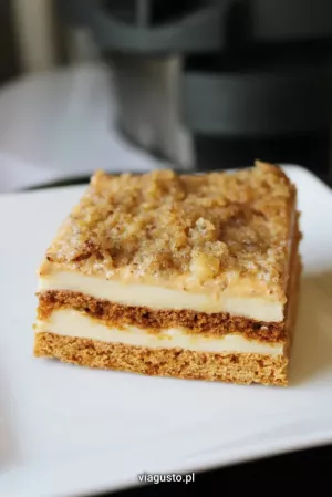 Ciasto miodowe z budyniem