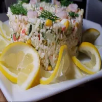 Sałatka z surimi i krewetkami.